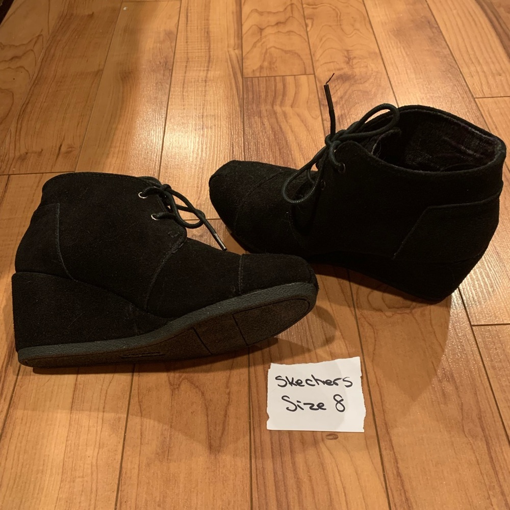 New sketcher wedge boots size 8